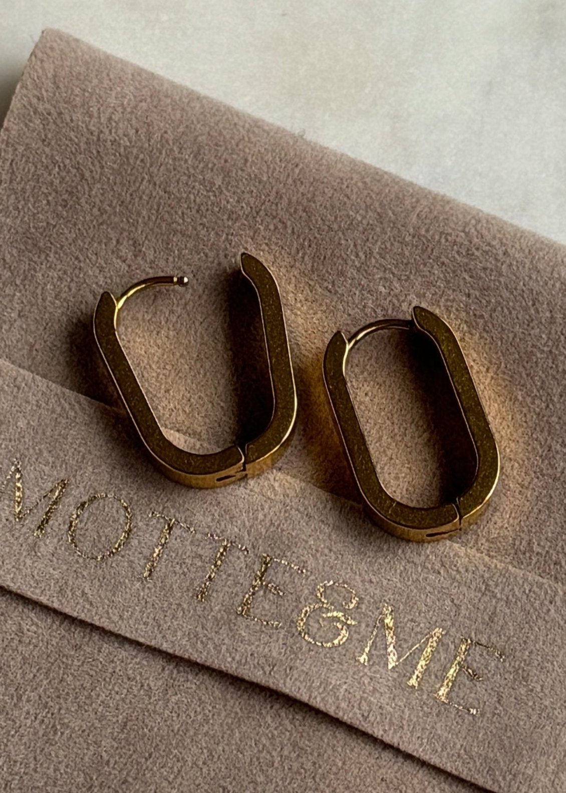 Golden Minimal Oval Hoop Ohrringe