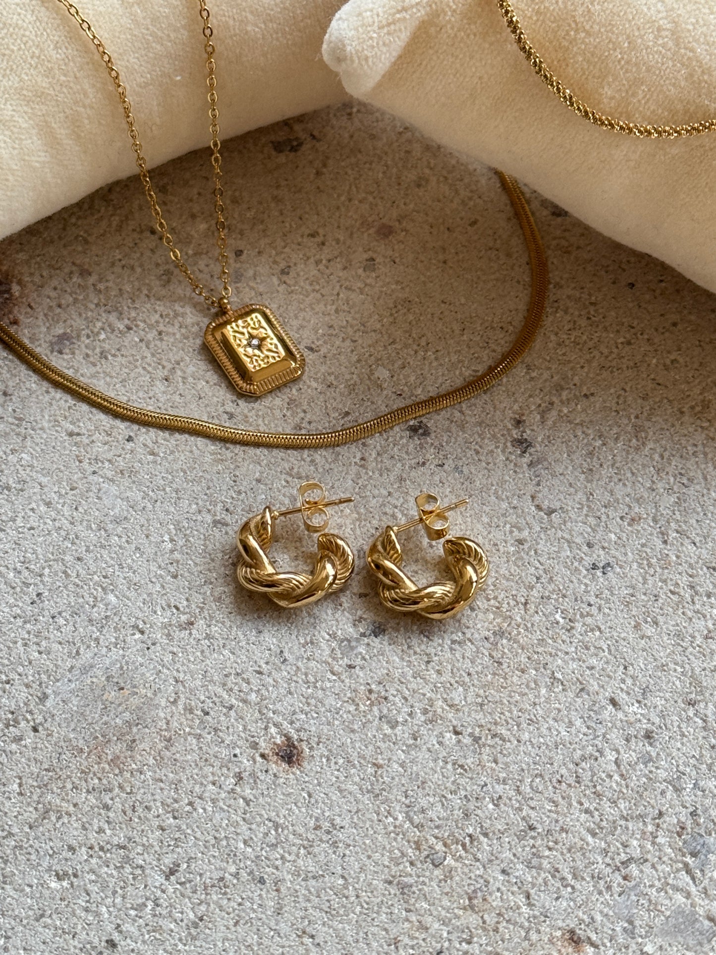 Golden mini vintage Hoops