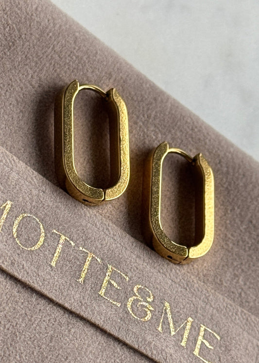 Golden Minimal Oval Hoop Ohrringe