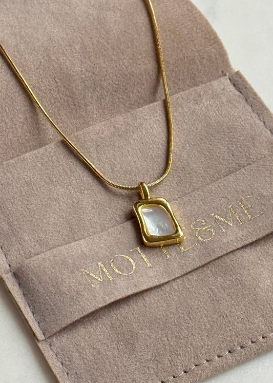 Golden Perlmutt Necklace