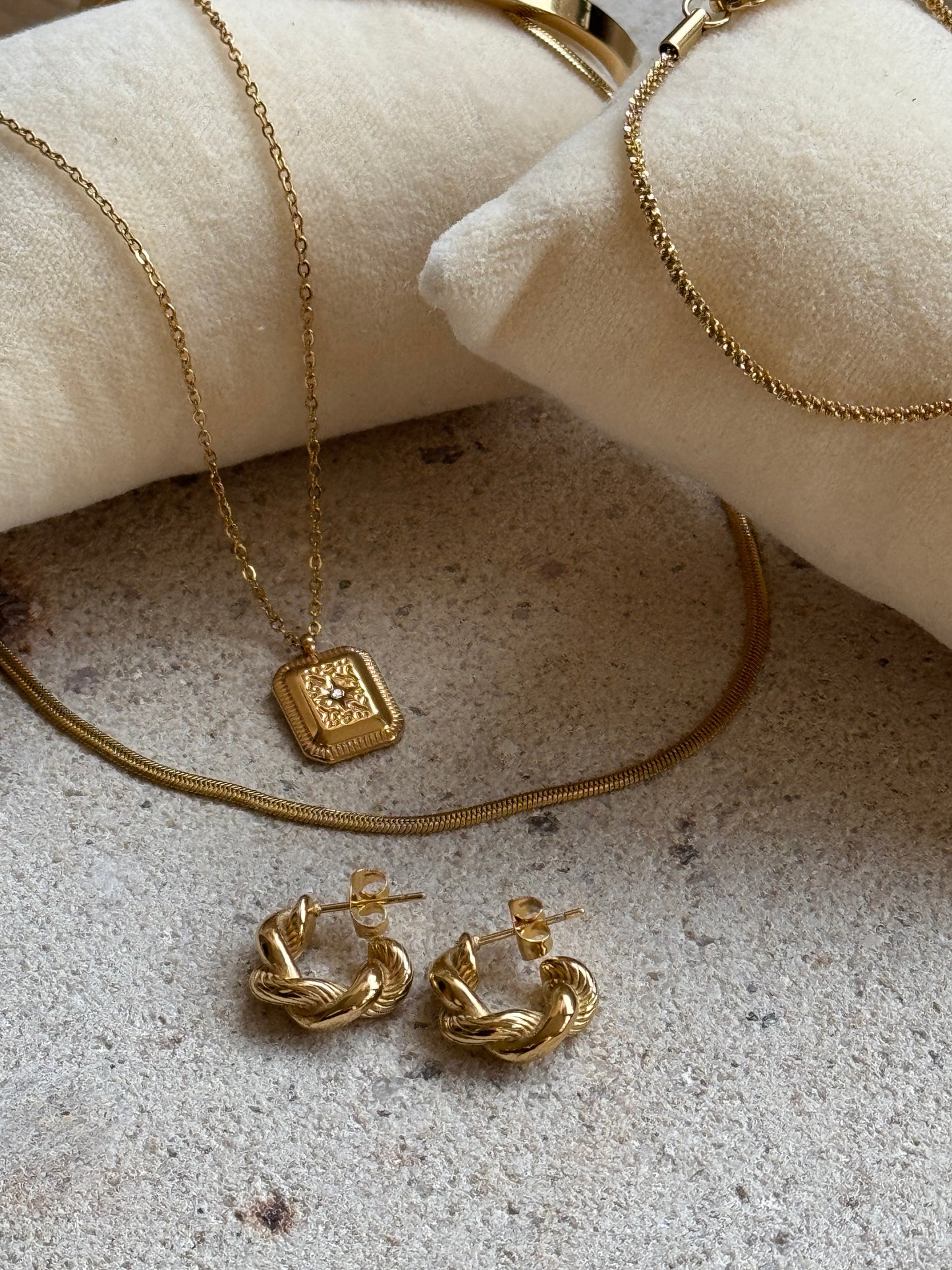 Golden mini vintage Hoops